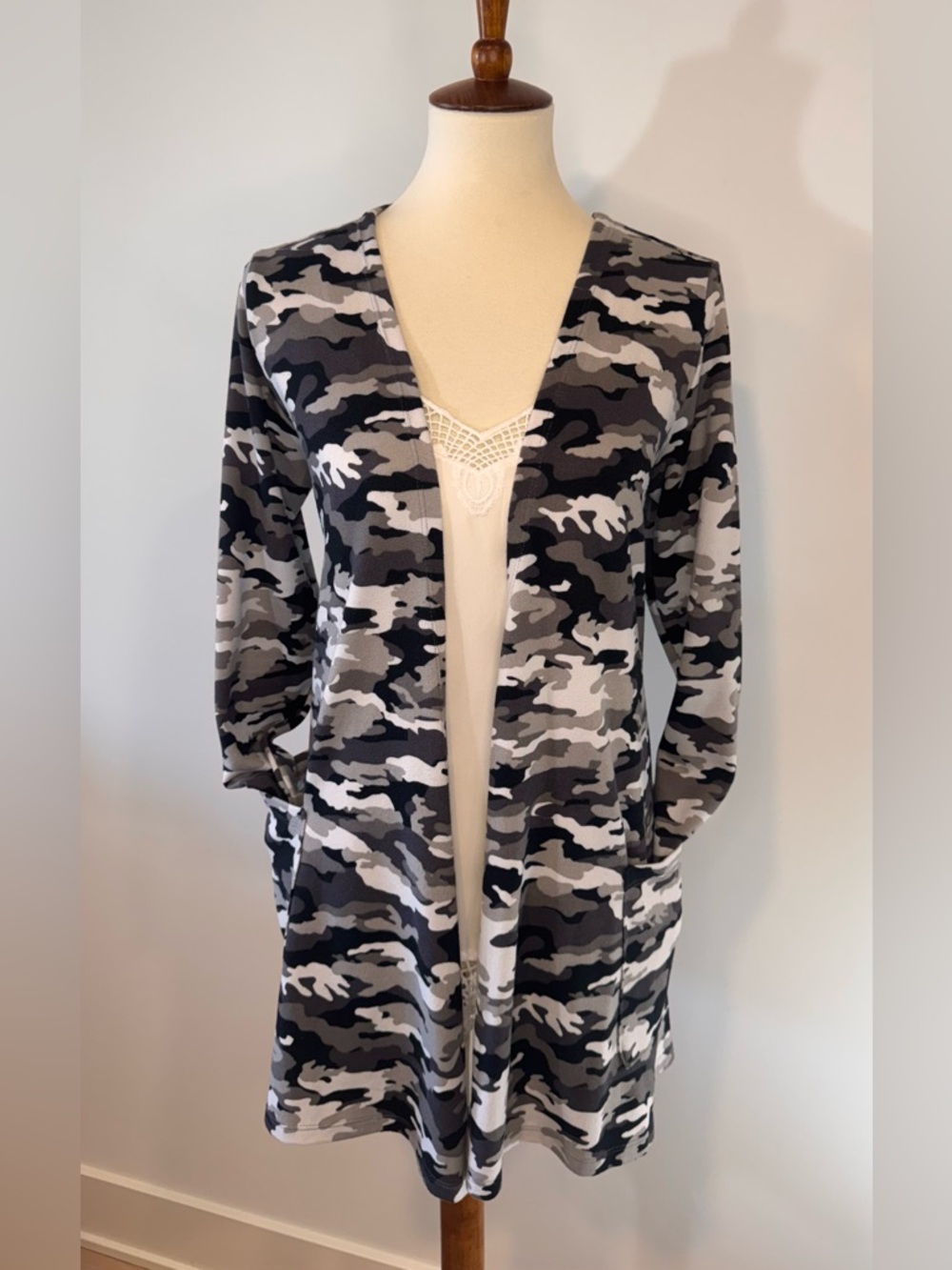LuLaRoe Grey & Black Camo Caroline Open Cardigan Ladies M (10/12)